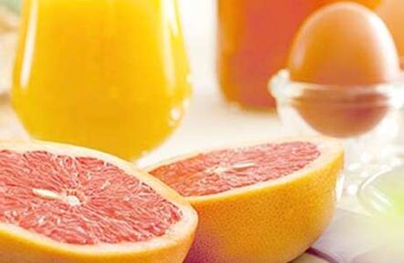 yumurta ve meyveden oluşan aynı kahvaltı